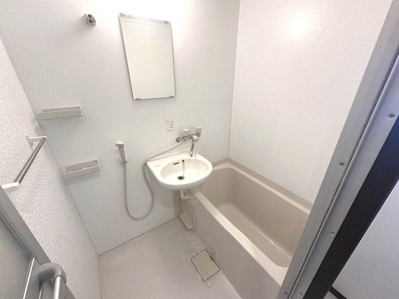 バス・シャワールーム　洗面台付き浴室