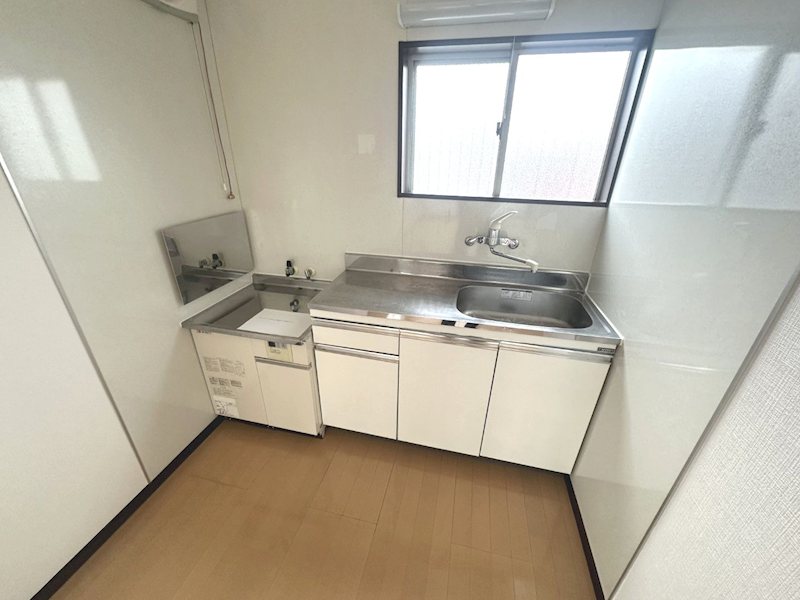 キッチン　窓のある明るいキッチン