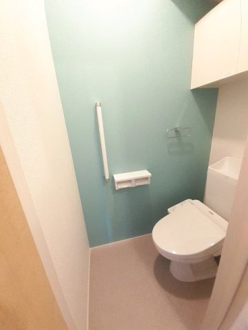 トイレ　落ち着いた色調のトイレです