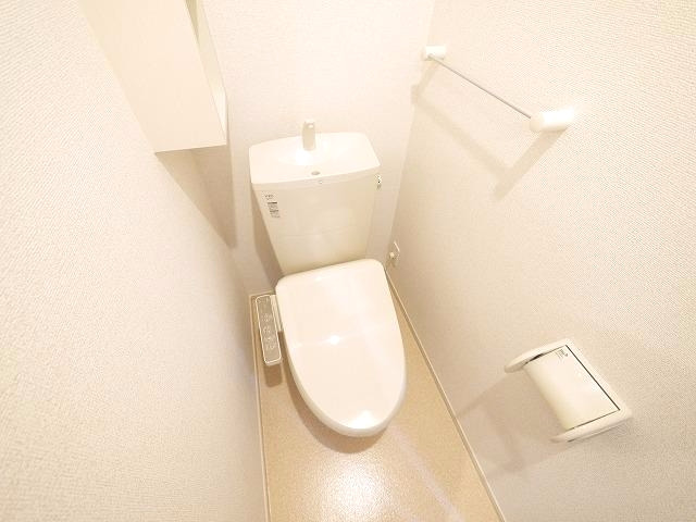 トイレ　落ち着いた色調のトイレです