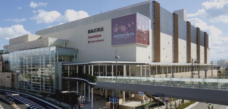 スーパー　イズミヤ西宮ガーデンズ店（スーパー）まで596m