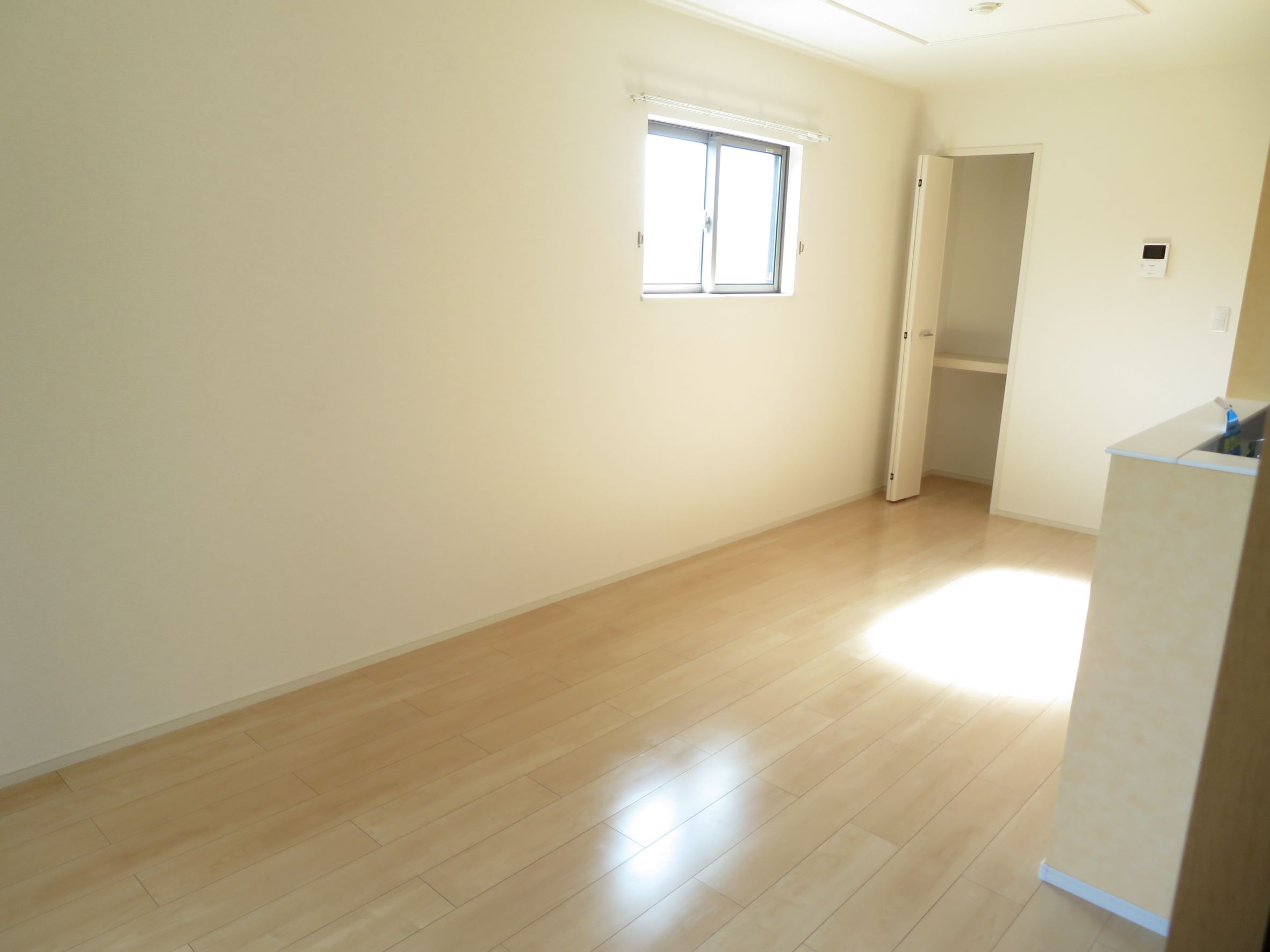 居室・リビング　103号室の画像になります