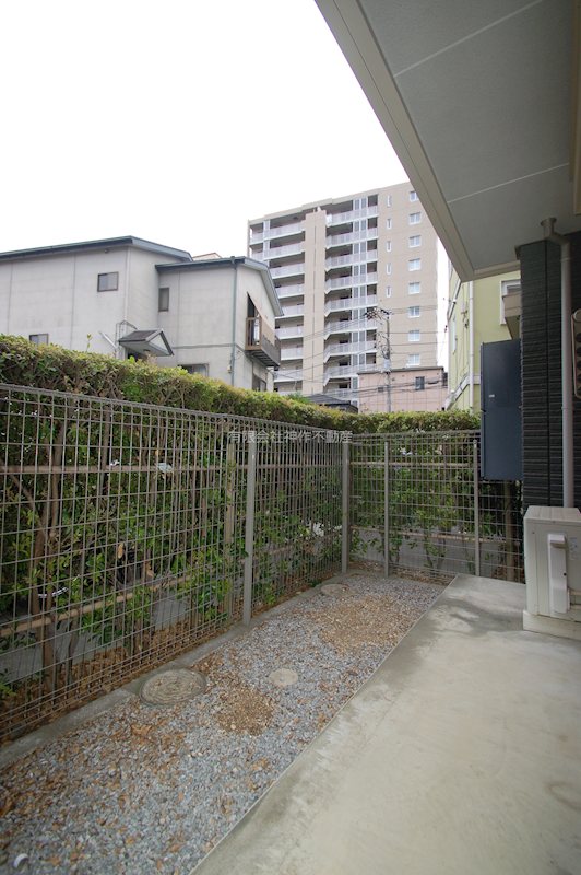 バルコニー　専用庭・シャッター有