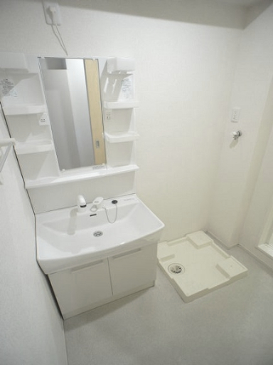 洗面設備　洗髪洗面化粧台と洗濯機置き場があります♪