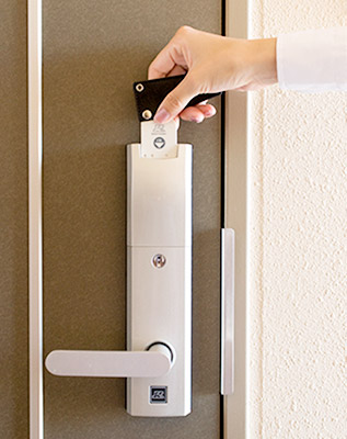 玄関　防犯性の高いカードキーを採用