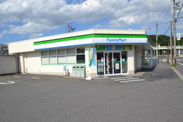 コンビニ　ファミリーマート（コンビニ）まで920m