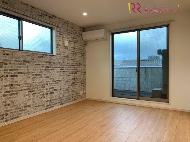 居室・リビング　リビング　アクセントクロス