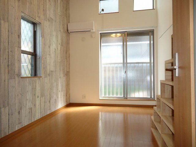 居室・リビング　※横窓はありません。