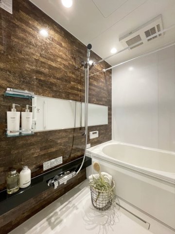 バス・シャワールーム　浴室乾燥機機能付き♪