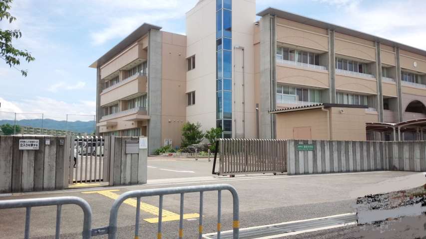 中学校　阪南市立中学校鳥取中学校（中学校）まで572m
