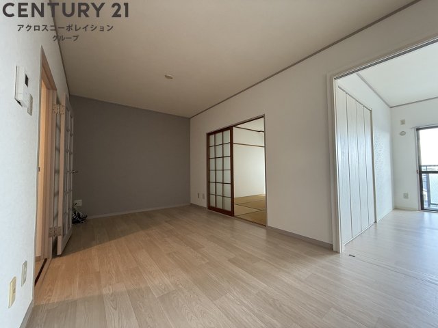 居室・リビング　床が明るい色合いで綺麗です♪