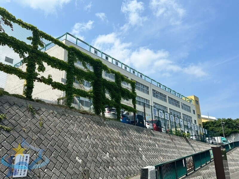 小学校　札幌市立大倉山小学校（小学校）まで438m