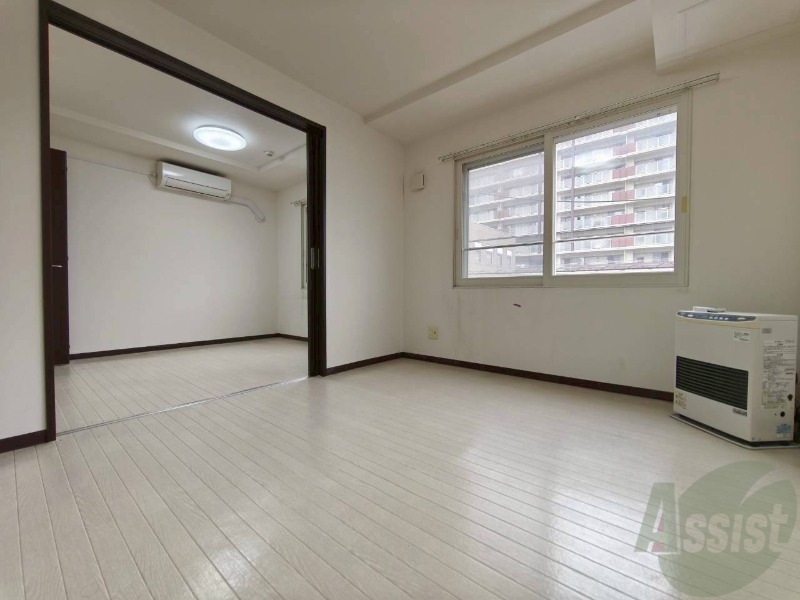 居室・リビング　日当たりが良くて心地よく過ごせそうなお部屋です。