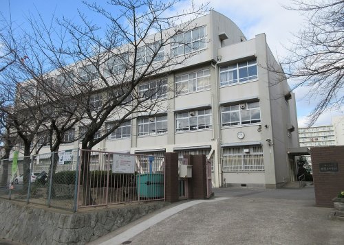 中学校　神戸市立神陵台中学校（中学校）まで610m