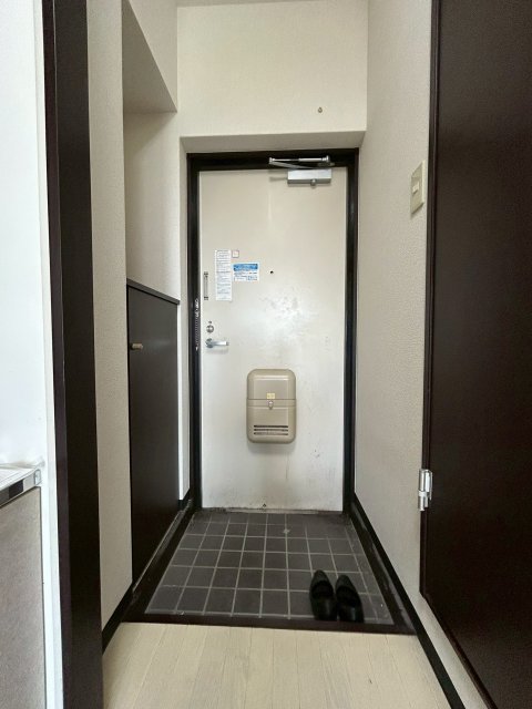 玄関　※写真は３０２号室のものです