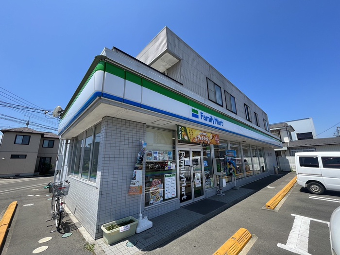 コンビニ　ファミリーマート（コンビニ）まで900m