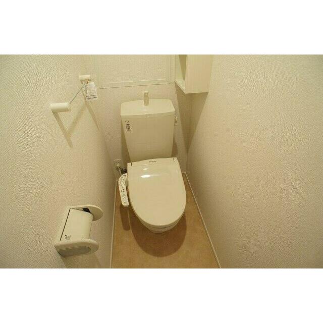 トイレ　落ち着いた色調のトイレです