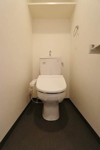 トイレ　嬉しい温水洗浄便座付きです