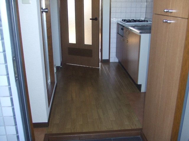 玄関　同物件別号室のものです。