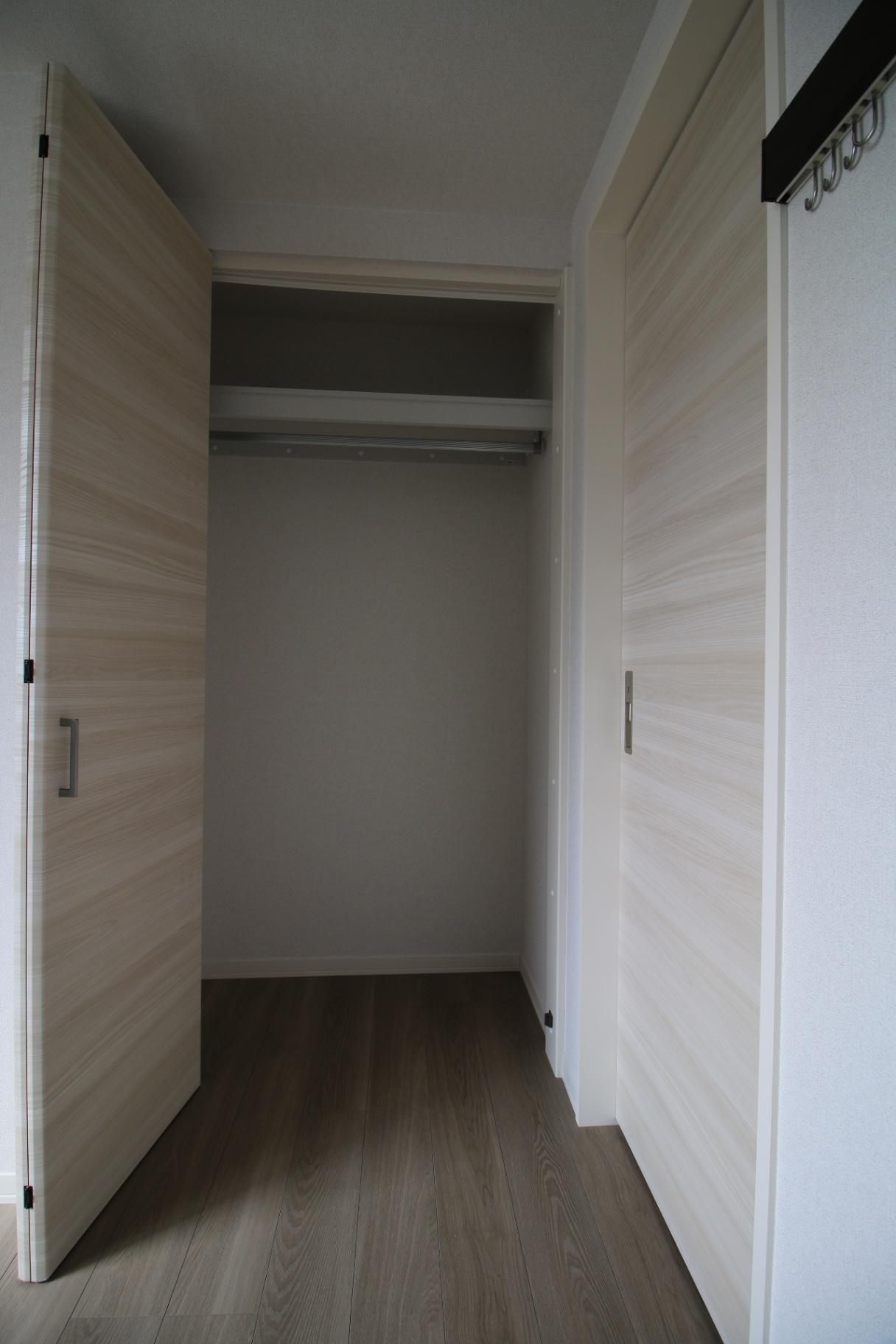 収納　収納は広く、上のほうは棚になっています。