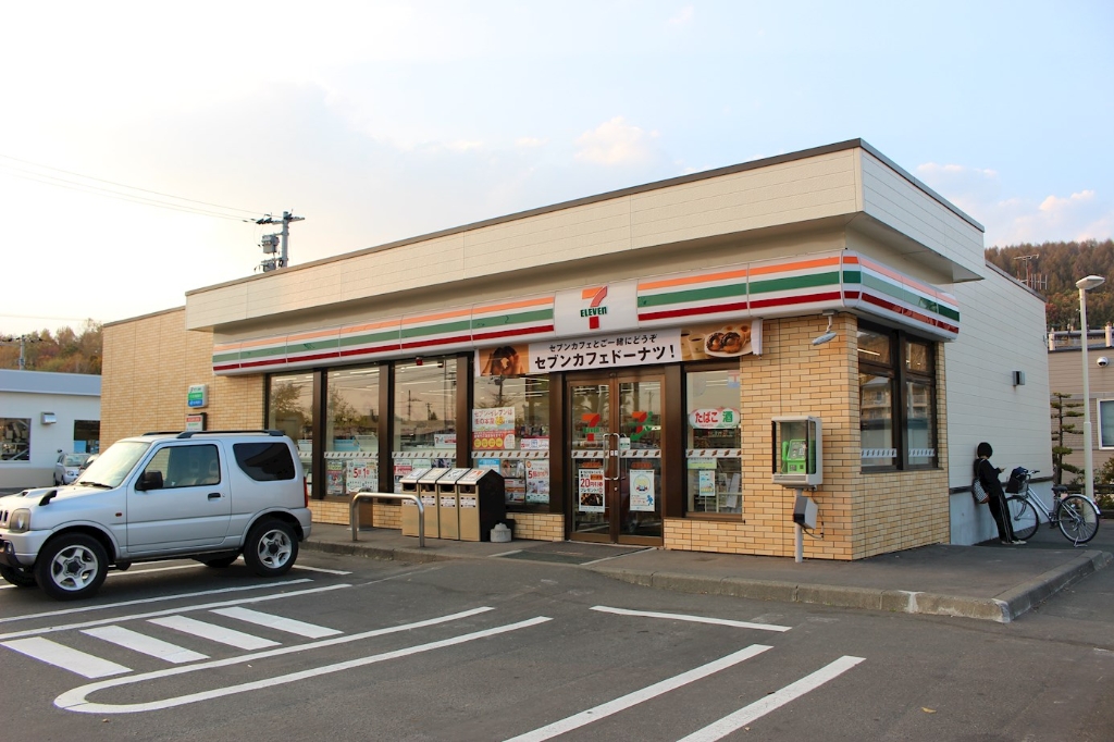 コンビニ　セブンイレブン北見若葉店（コンビニ）まで374m