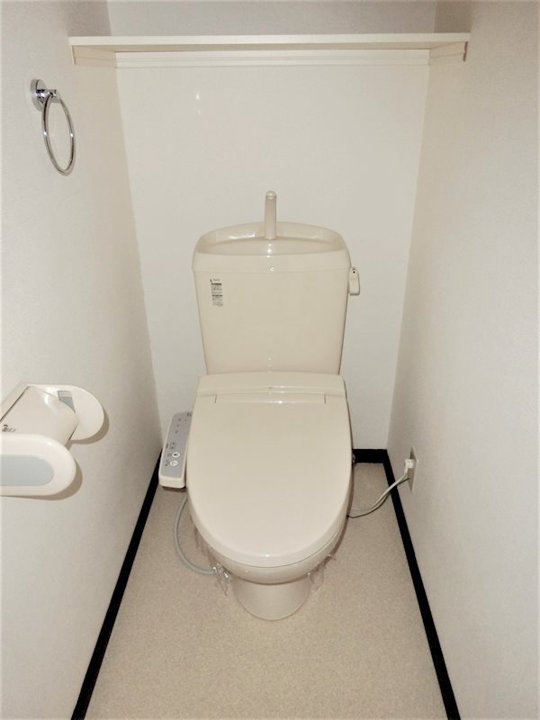 トイレ　温水洗浄便座付きの清潔なトイレです。