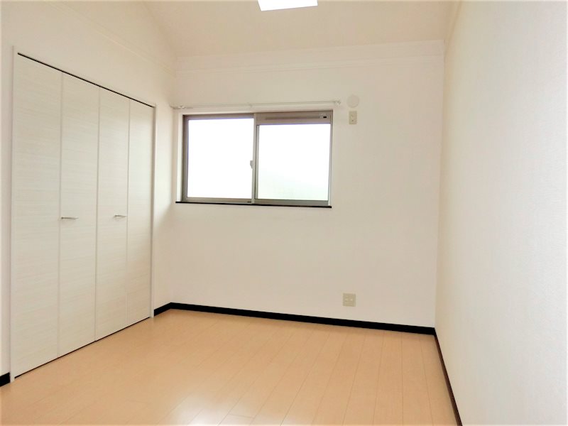 その他部屋・スペース　天窓のある北側洋室。子供部屋にも最適です。