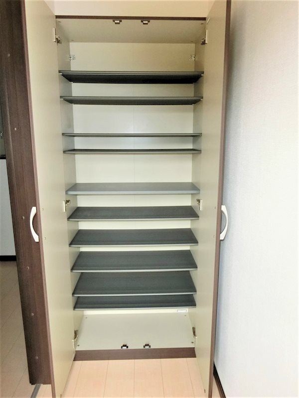 玄関　玄関を開けると御覧の収納力のシューズクローゼット