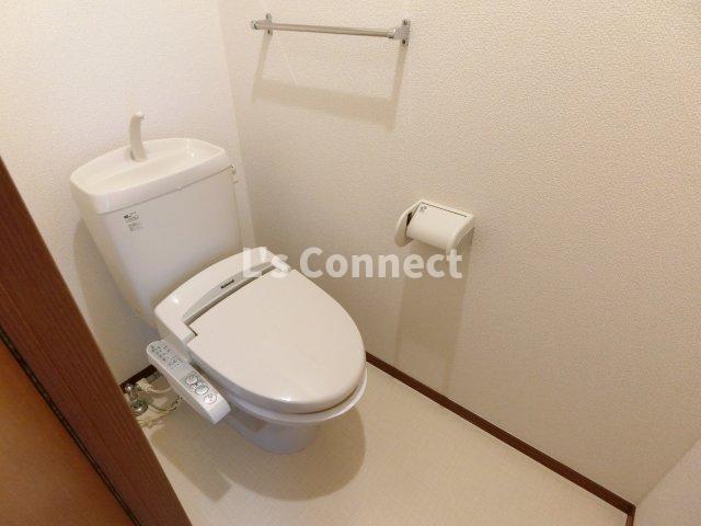 トイレ　温水洗浄便座付きのトイレ。