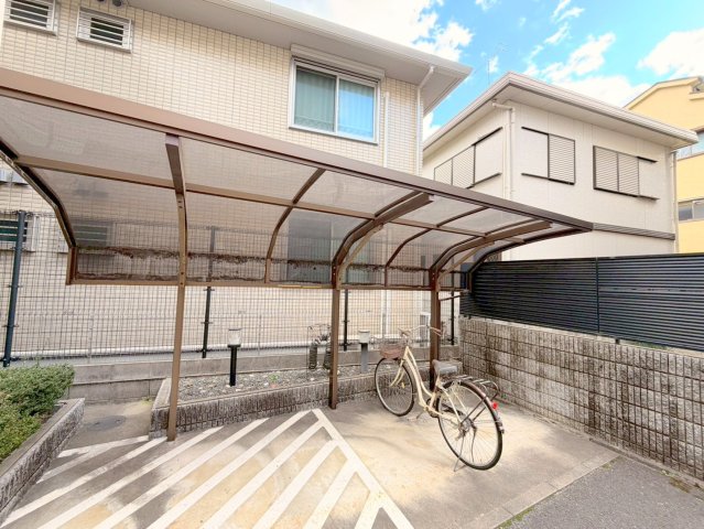 駐車場　敷地内には入居者専用の駐輪スペースもあります。