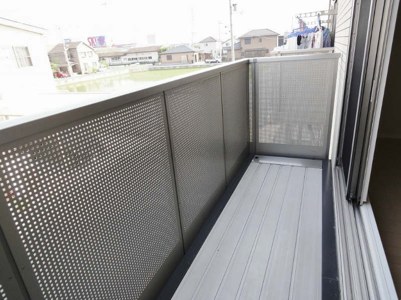 バルコニー　日当りの良いベランダ。