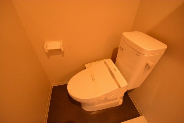 トイレ　温水洗浄便座付きのトイレです♪