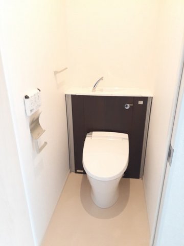 トイレ　落ち着いた色調のトイレです