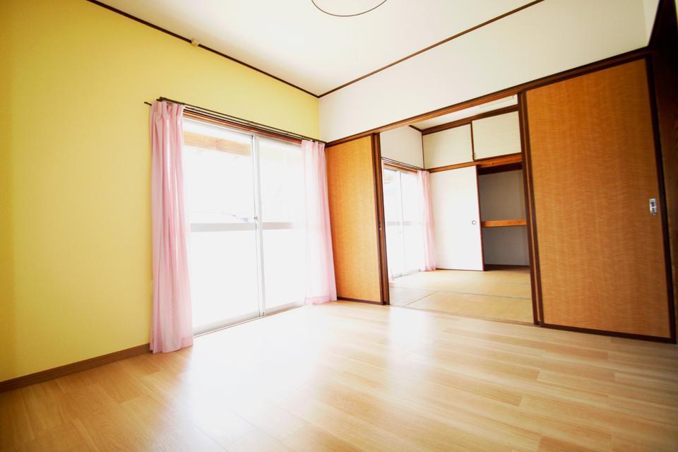 居室・リビング　南側の中部屋。畳をフロアタイルにリノベーション