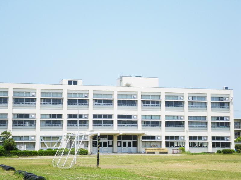中学校　木更津市立岩根中学校（中学校）まで665m