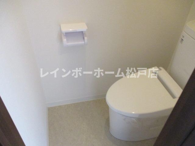 トイレ　落ち着いた色調のトイレです