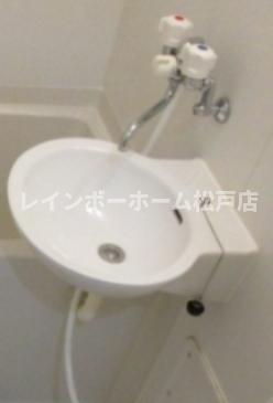 洗面設備　明るい洗面所です