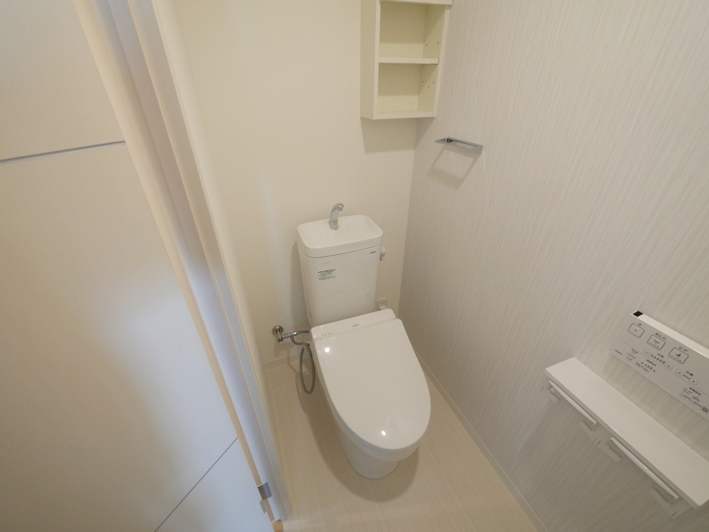 トイレ　落ち着いた色調のトイレです
