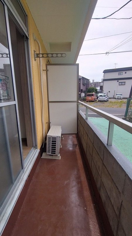 バルコニー　南西向きにつき陽当り良好