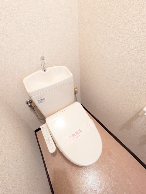 トイレ　温水洗浄便座付きで便利です