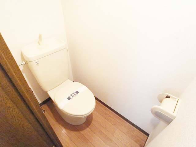 トイレ　★広さに余裕のあるトイレ★上部には棚もあります★