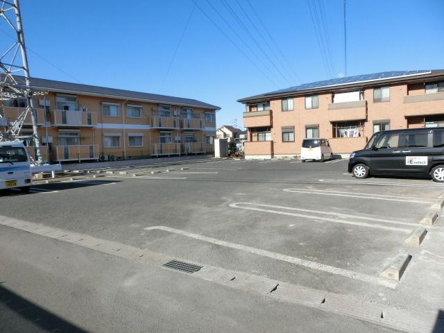 駐車場　広々駐車場で楽々駐車です！