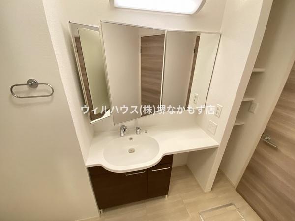 洗面設備　大きな鏡のシャンプードレッサー！
