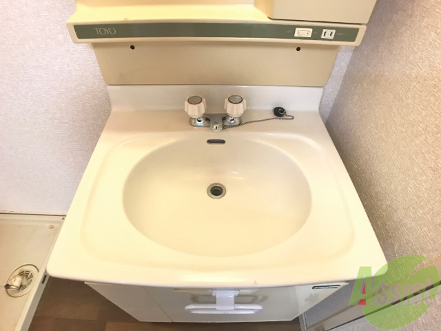 洗面設備　洗面台です。シンプルなつくりなので、お手入れしやすそうです。