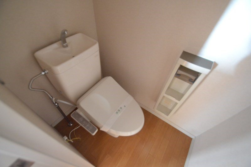 トイレ　温水洗浄便座付きのトイレです。