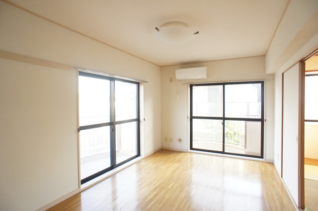 居室・リビング　２面採光なので、明るく風通しのよいお部屋です♪