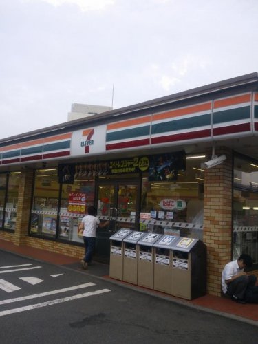 コンビニ　セブンイレブン（コンビニ）まで296m