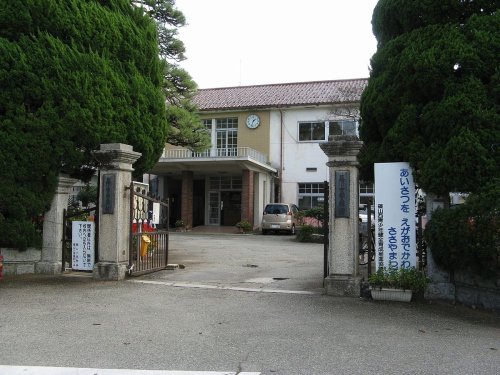 小学校　丹波篠山市立篠山小学校（小学校）まで952m