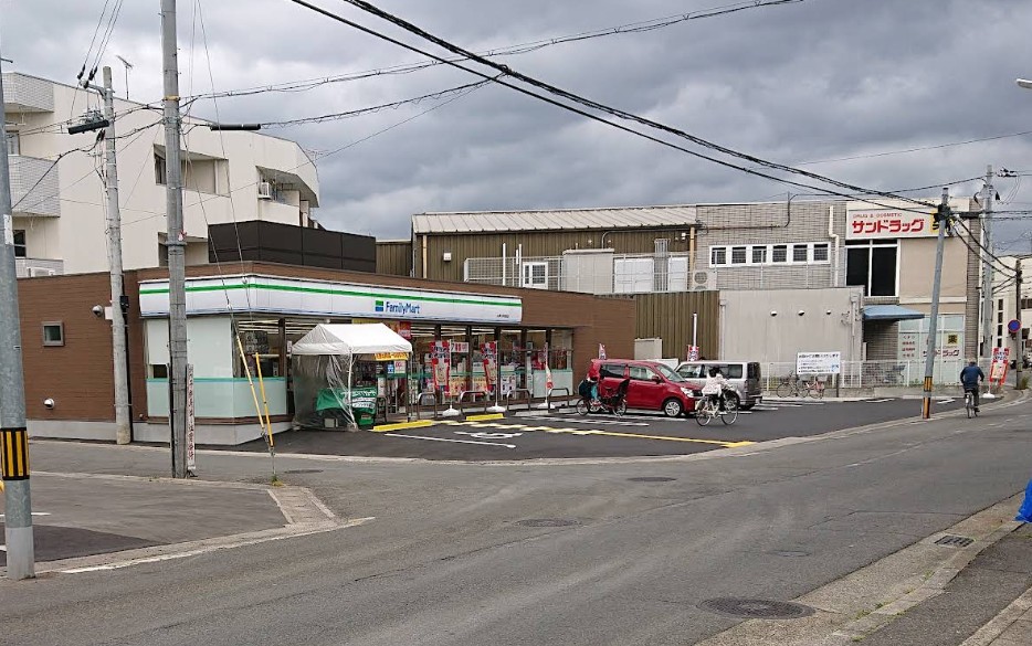 コンビニ　ファミリーマート太秦小学校前店（コンビニ）まで354m
