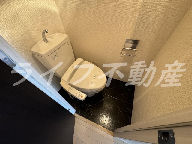 トイレ　落ち着いた色調のトイレです